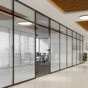 پارتیشن دوجداره آلومینیوم و شیشه سکوریت با پرده کرکره ای