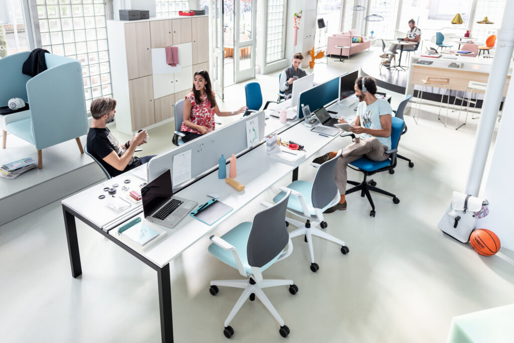 میز گروهی اداری در محیط کار