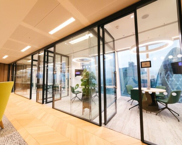 پارتیشن شیشه ای دوجداره در فضای اداری