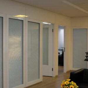 پارتیشن دوجداره ام دی اف (هایگلاس) و شیشه با پرده کرکره ای