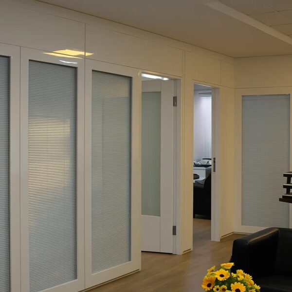 پارتیشن دوجداره ام دی اف (هایگلاس) و شیشه با پرده کرکره ای