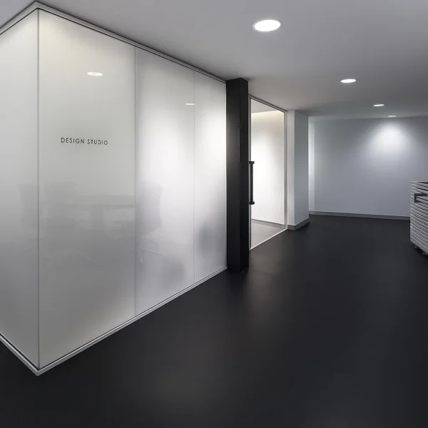 پارتیشن شیشه ای تک جداره (فریم لس) با شیشه سکوریت مات